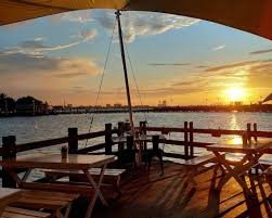 Rekomendasi Cafe Candidasa: Tempat Nongkrong Nyaman di Tepi Pantai Bali Timur